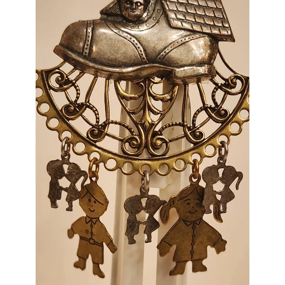 Rare Vintage Old Woman Who Lived in a Shoe‎ Pin Brooch Charms Family